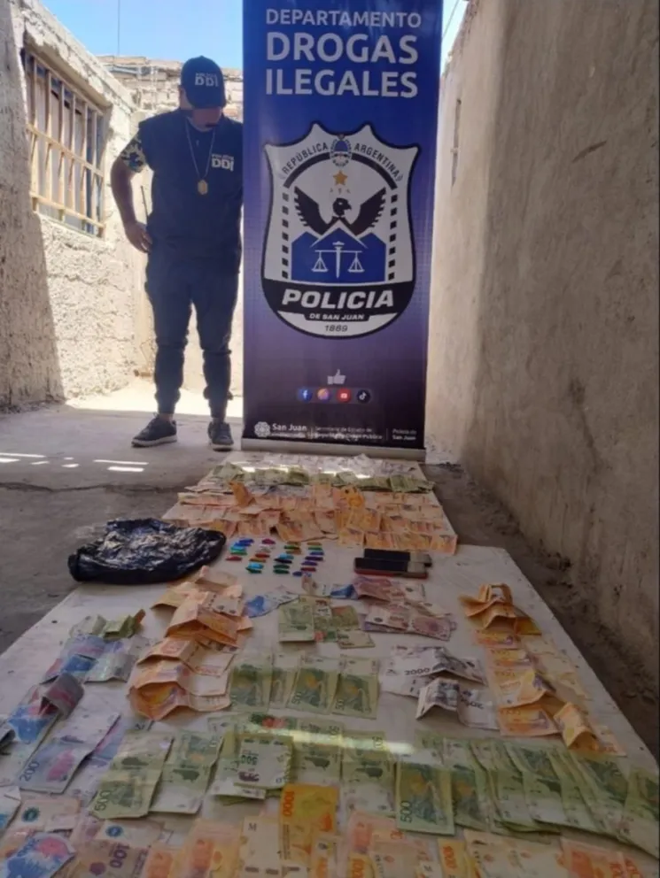 Desmantelaron un punto de venta de drogas en Chimbas: hay dos mujeres detenidas y dinero incautado.