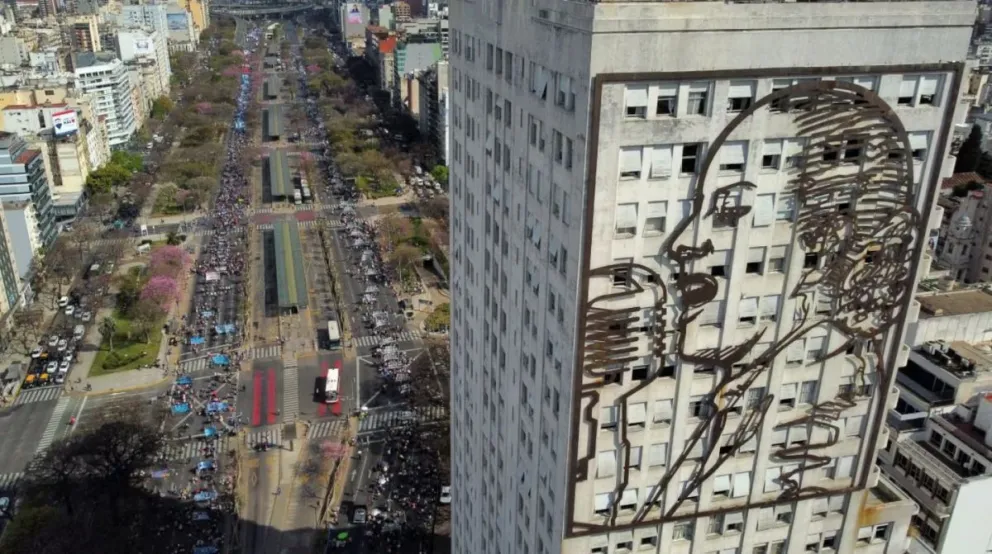 El Gobierno analiza cerrar y derrumbar el edificio que tiene la imagen gigante de Evita