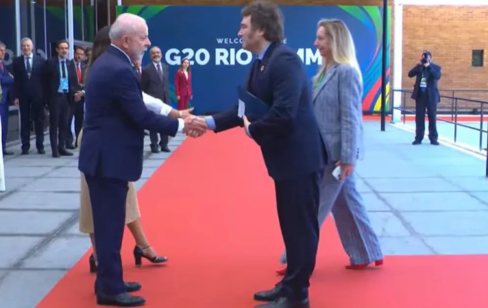 Frío. El saludo entre los presidentes, Lula, de Brasil, y Milei, de la Argentina, al comenzar el G20 en Río de Janeiro.