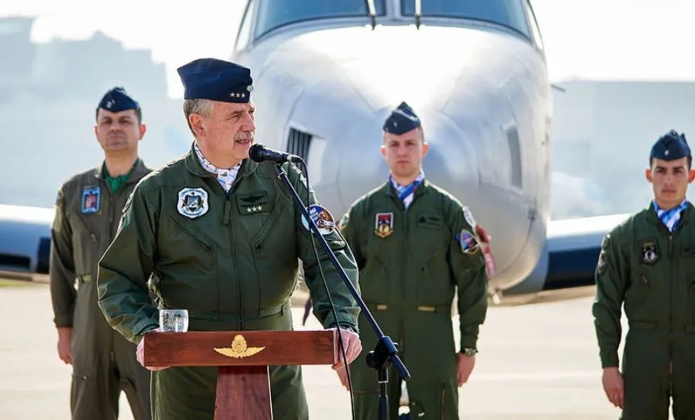 El Gobierno echó al jefe de la Fuerza Aérea por uso indebido de las aeronaves 