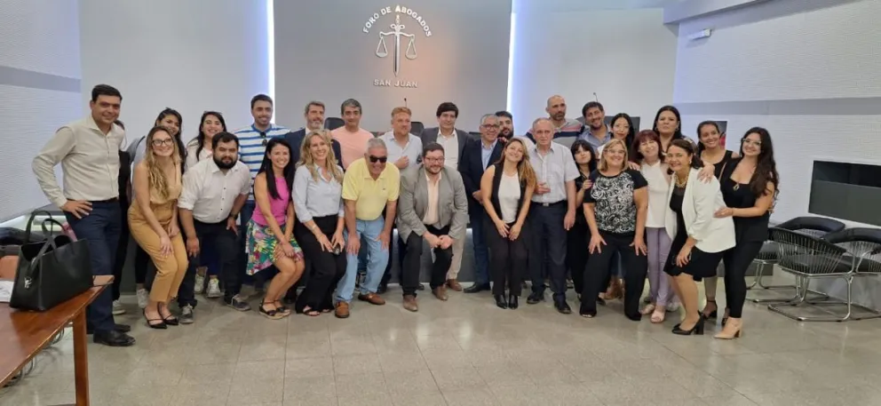 Festejo. Tras el triunfo, los candidatos electos para el Jury de Enjuiciamiento y el equipo de trabajo celebraron el triunfo apenas pasadas las 17.