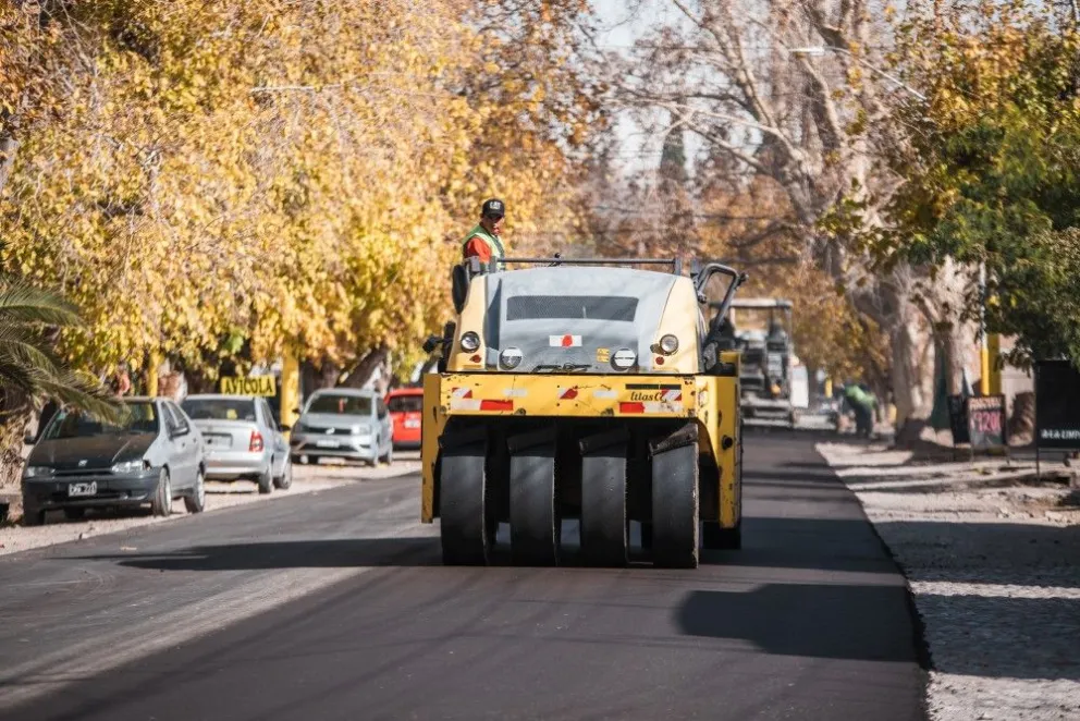  La provincia viene destinando recursos para la pavimentación en distintos departamentos