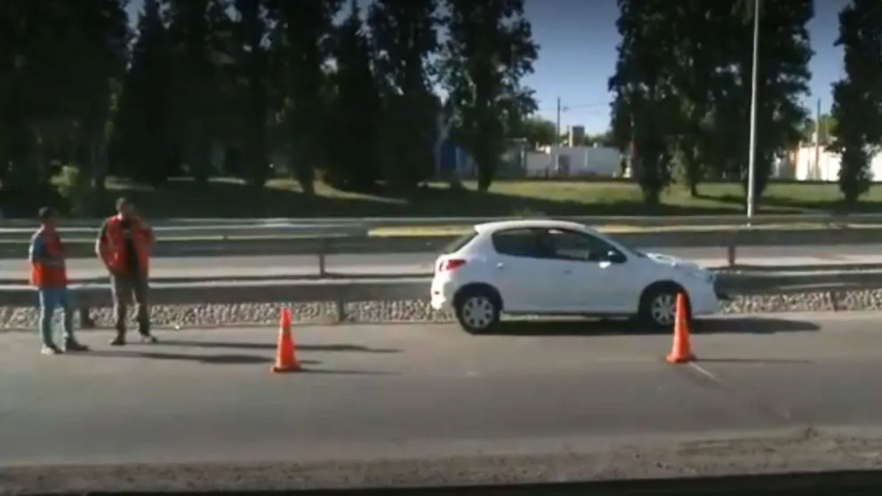 Un auto volcó en plena Circunvalación y dejó varias personas heridas. 