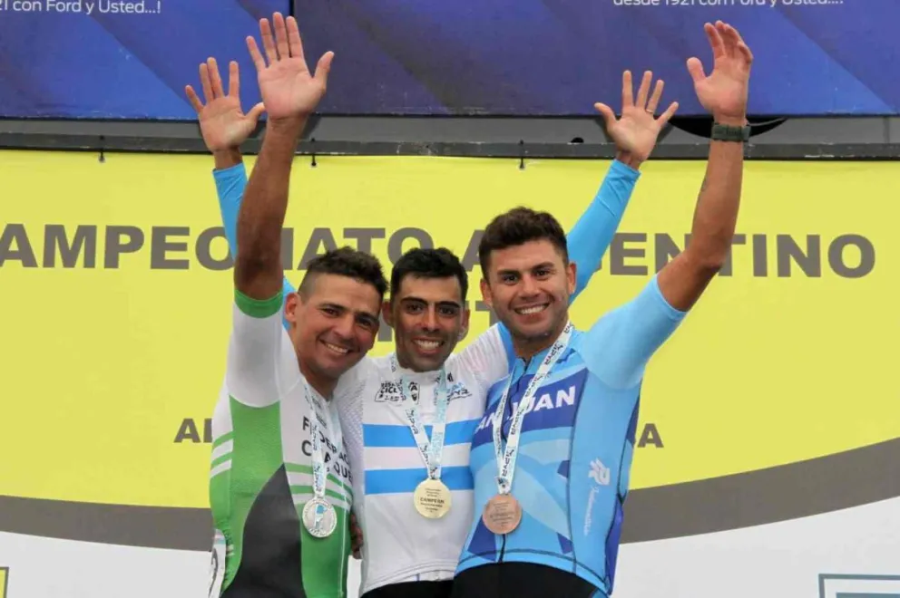 Despojado. Laureano Rosas, en el centro, celebra el título Argentino en abril pasado. Ahora, se lo quitaron y el nuevo monarca es Daniel Juárez (a la izquierda de la imagen), quien lo escoltó en la prueba.