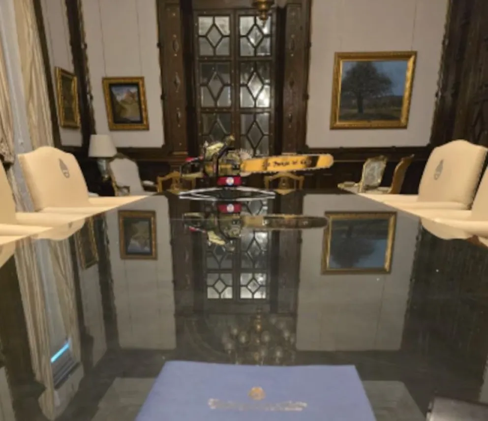 Particular. La imagen que acompañó el posteo de Milei, con una motosierra de protagonista.