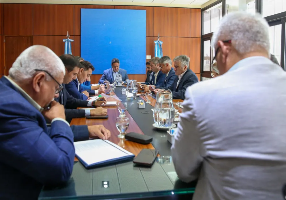 La comisión de Labor Parlamentaria estuvo presidida por Enzo Cornejo. 