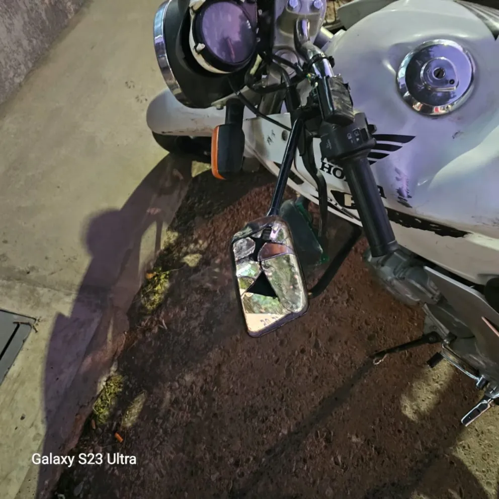 Una de las motos policiales terminó con los espejos rotos. 