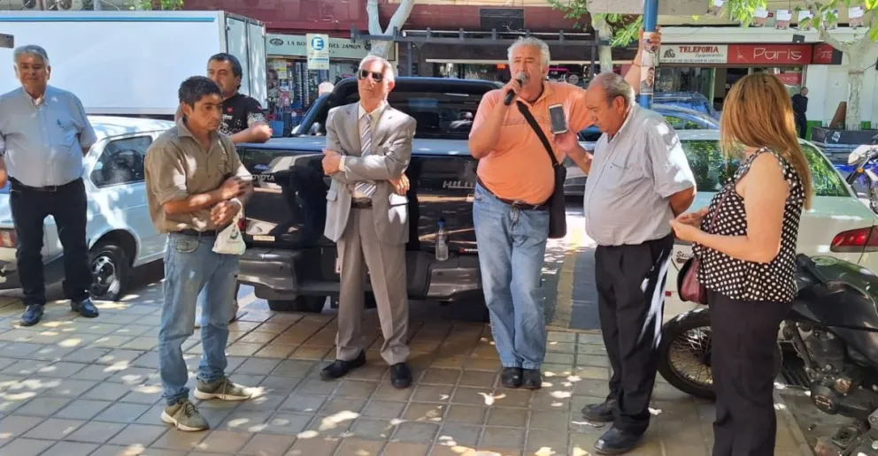 Protesta. Un puñado de dirigentes del gremio SUOEM, entre ellos, Antonino D'amico (al centro, cruzado de brazos) encaró una protesta frente a Tribunales contra el intendente José Castro. El sindicalista arremetió contra Quattropani y hubo respuesta.