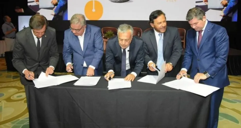 Los mandatarios que forman  parte de la Mesa del Cobre (foto Diario Uno)