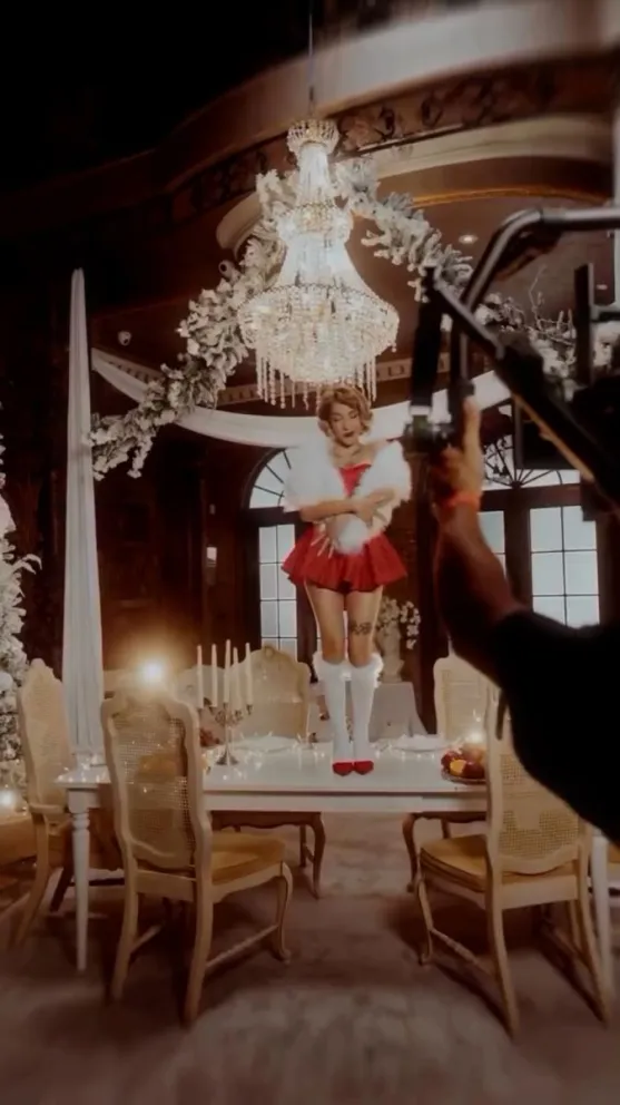 María Becerra sorprendió con un adelanto de su versión navideña de "Jingle Bell Rock". 