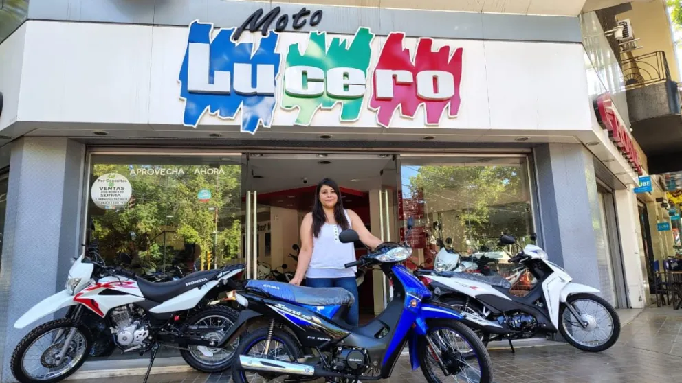 Emocionada. Se mostró la ganadora, Laura Poblete, de la moto 0km al momento de su entrega en el local central de Moto Lucero. 