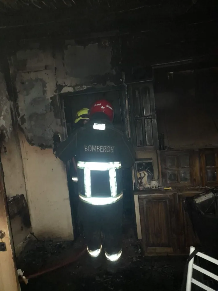 Un niño prendió fuego su casa por jugar con un encendedor