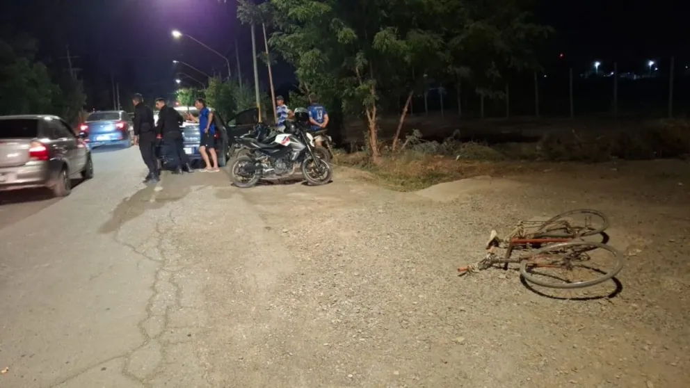 Un ciclista terminó herido tras ser embestido por un auto