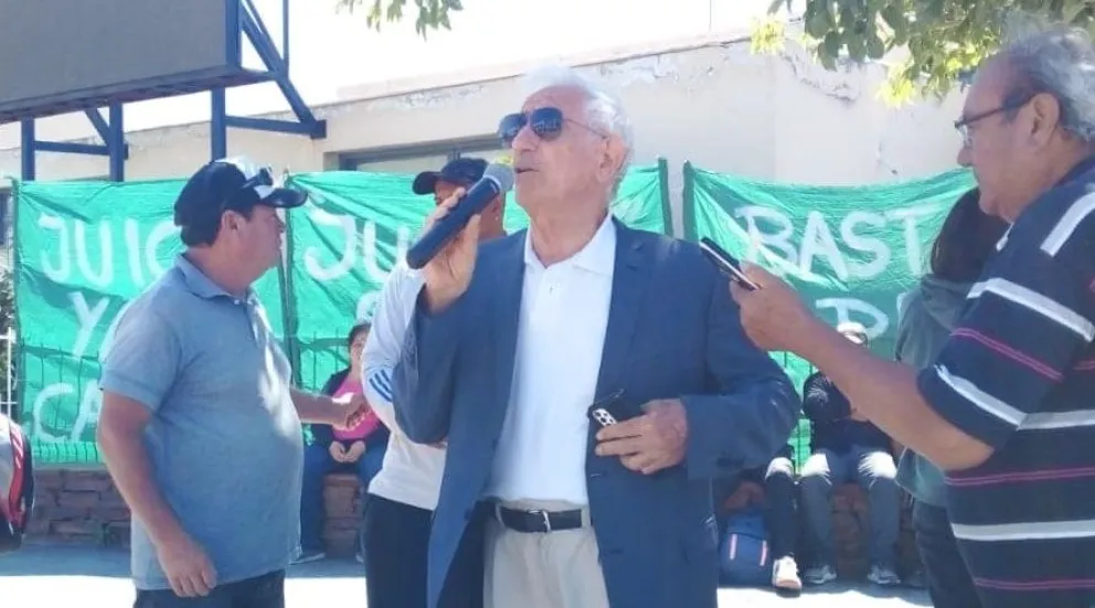 Movilización. El secretario General del SUOEM, Antonino D'amico, ha encarado las protestas por la baja de 28 trabajadores en Angaco. En sus reclamos, ha lanzado criticas a empleadas, según denunciaron.