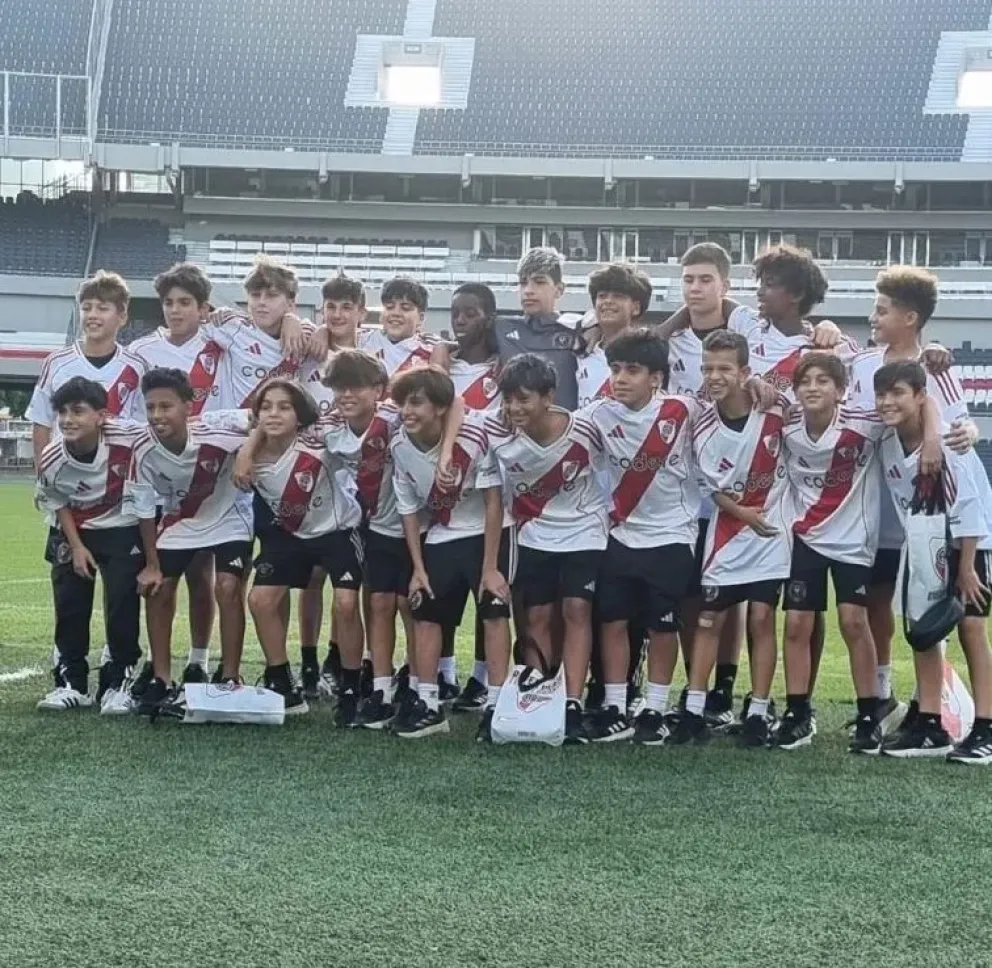 Thiago Messi, hijo de Lionel Messi, visitó el Monumental con las Inferiores de Inter Miami y posó con la camiseta de River