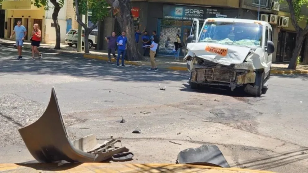 Fuerte choque entre una combi escolar y una camioneta en pleno centro sanjuanino