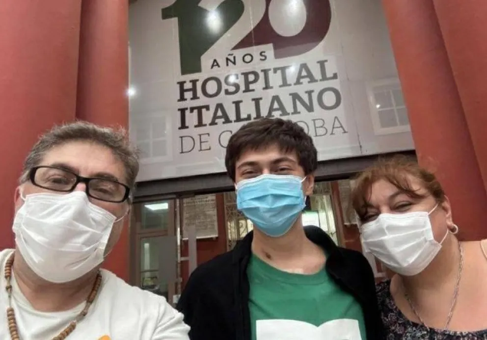 Bien rodeado. Gerónimo, junto a sus padres: Roberto y Adriana, al salir del Hospital Italiano.