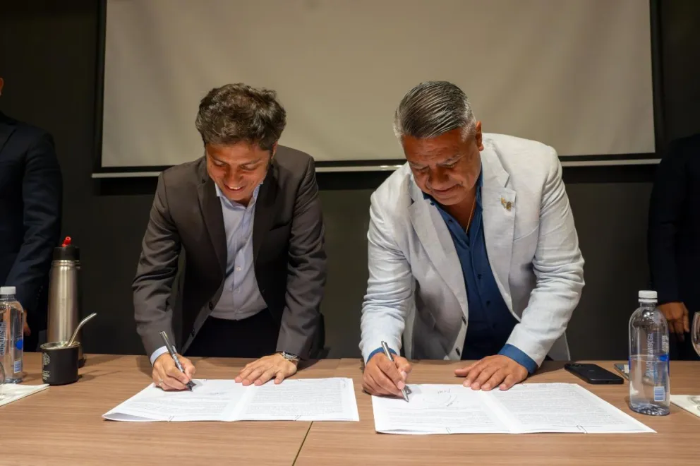 Fórmula. Axel Kicillof y Claudio Tapia firman el convenio por el Estadio de La Plata.