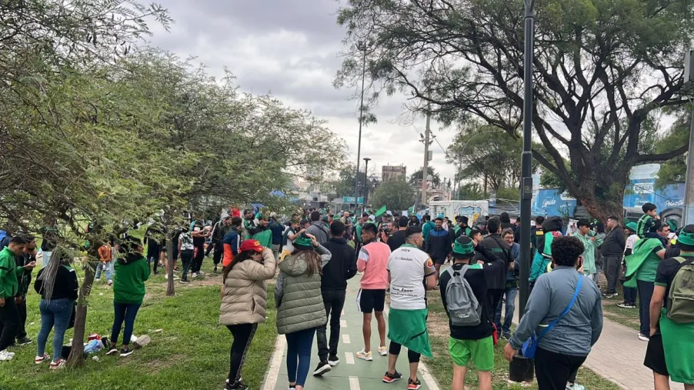 Los hinchas del Verdinegro se concentraron con asados y banderas antes de la gran final. 