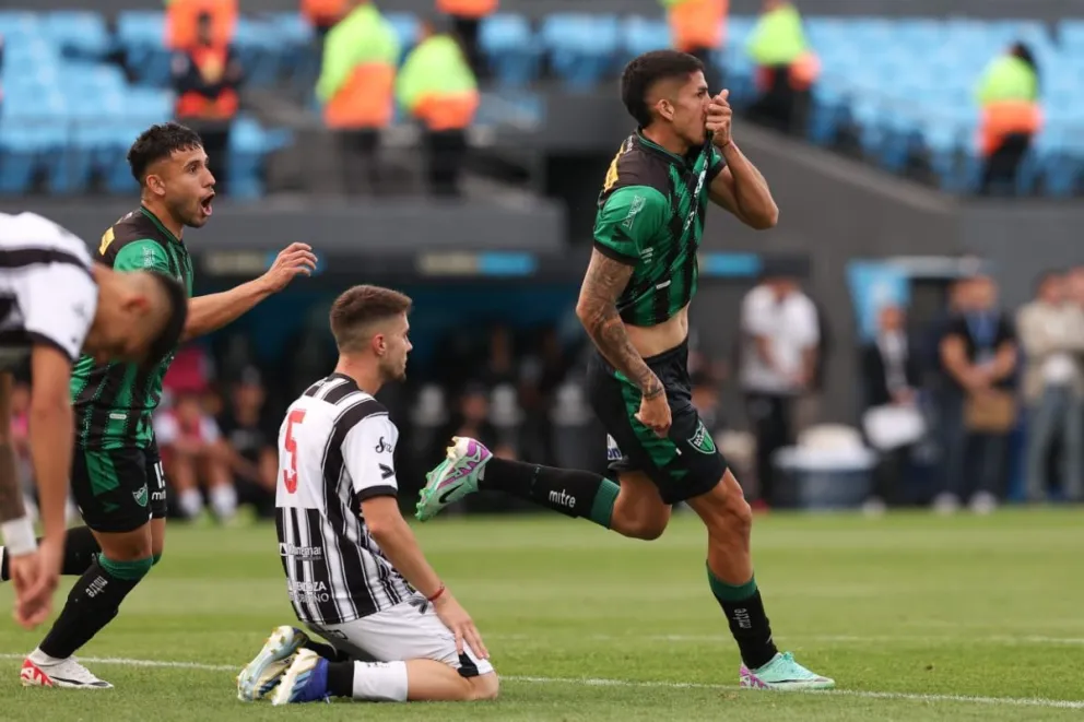 Delirio. Nazareno Funez grita el segundo tanto de San Martín, en Alberdi.