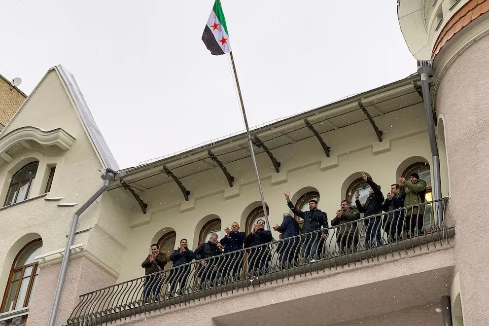La sede diplomática de Siria en Moscú izó la bandera de la oposición. 