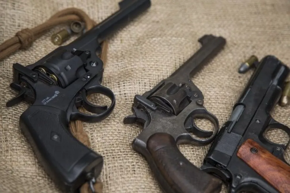 El Gobierno bajó la edad mínima para portar armas a 18 años