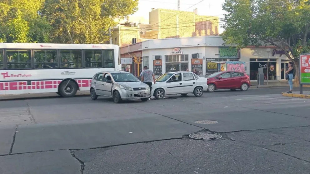 A primera hora de la mañana, dos autos chocaron en un cruce céntrico. 