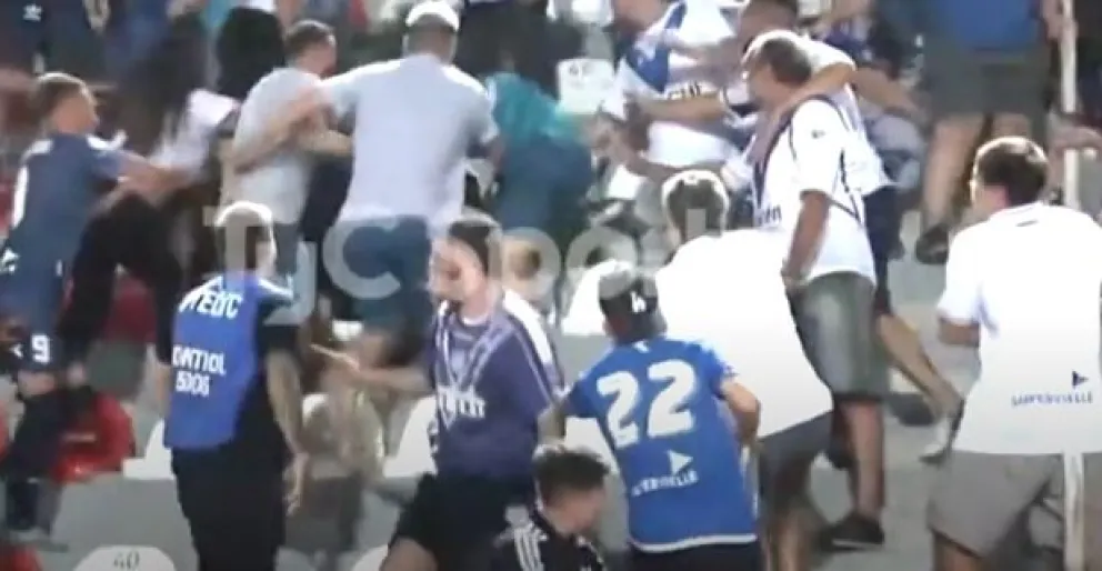 Violencia tras la derrota de Vélez: hinchas y familiares protagonizaron pelea en la tribuna. 