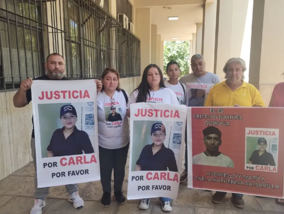 La familia de Carla Zalsavilla pidiendo justicia en la puerta de tribunales