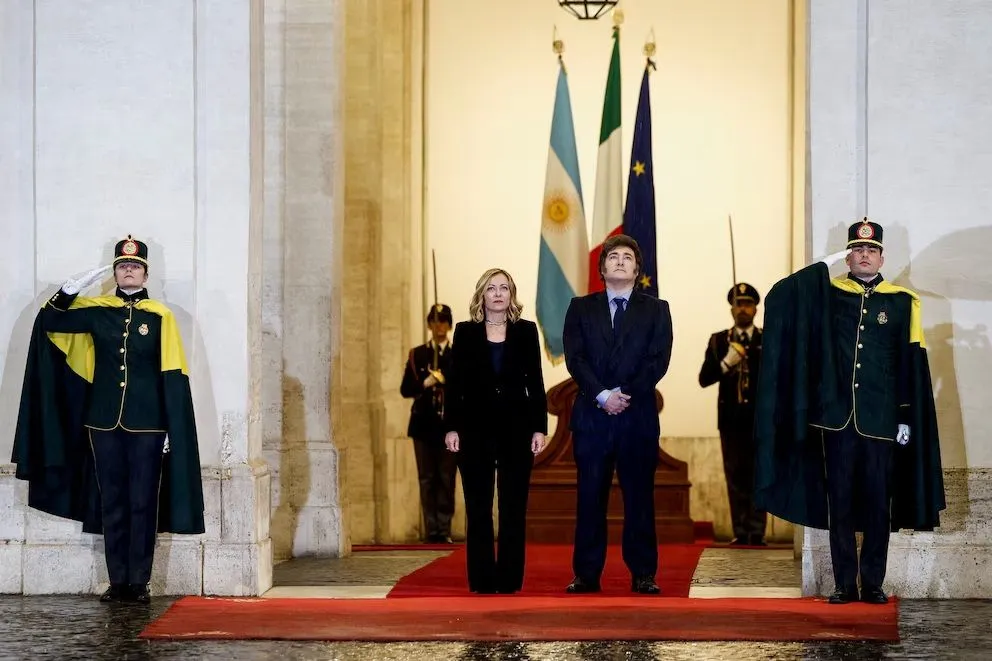 En Roma, el Presidente ratificó su credo desregulador: “desprecio al Estado, estoy en él para destruirlo”.