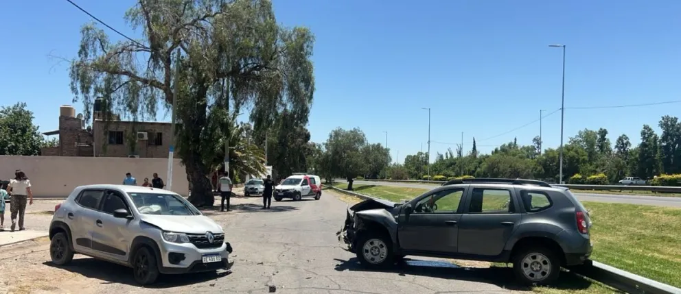 Fuerte choque entre dos vehículos en Ruta 40, dejó a una mujer hospitalizada