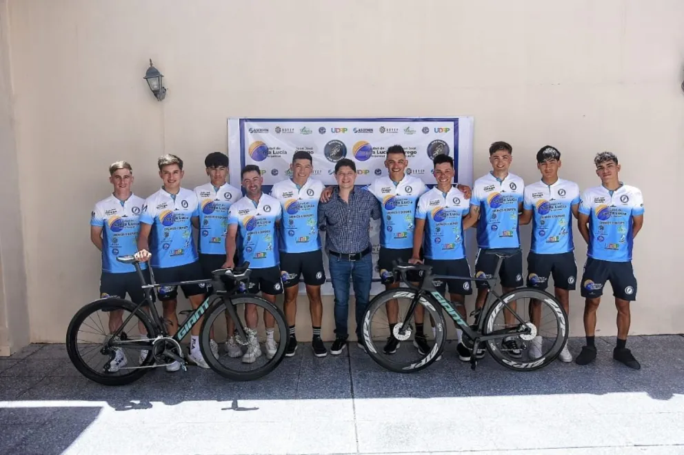 El departamento de Santa Lucia competirá en la temporada de Ciclismo de Ruta con una escuadra propia, que nace de la fusión con Gremios por el Deporte. Hoy fue la presentación oficial.