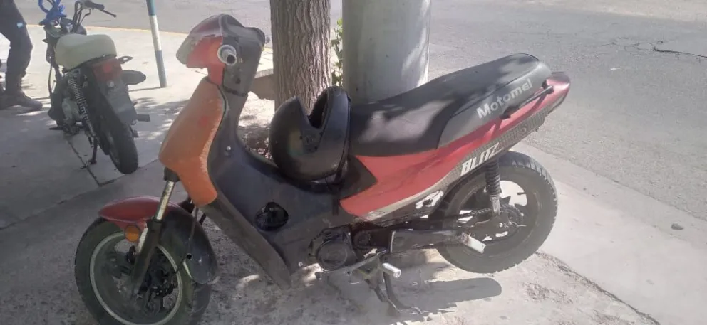 Dos motociclistas chocaron en una rotonda en Capital. 