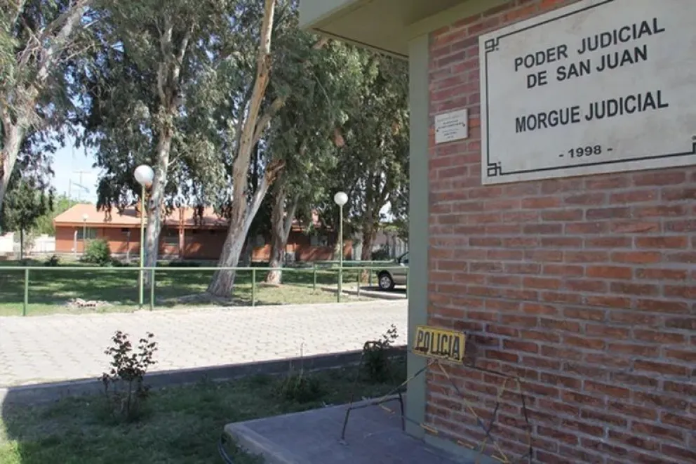 Es policía, fue detenido por un incidente y se dio un tiro que lo dejó al borde de la muerte