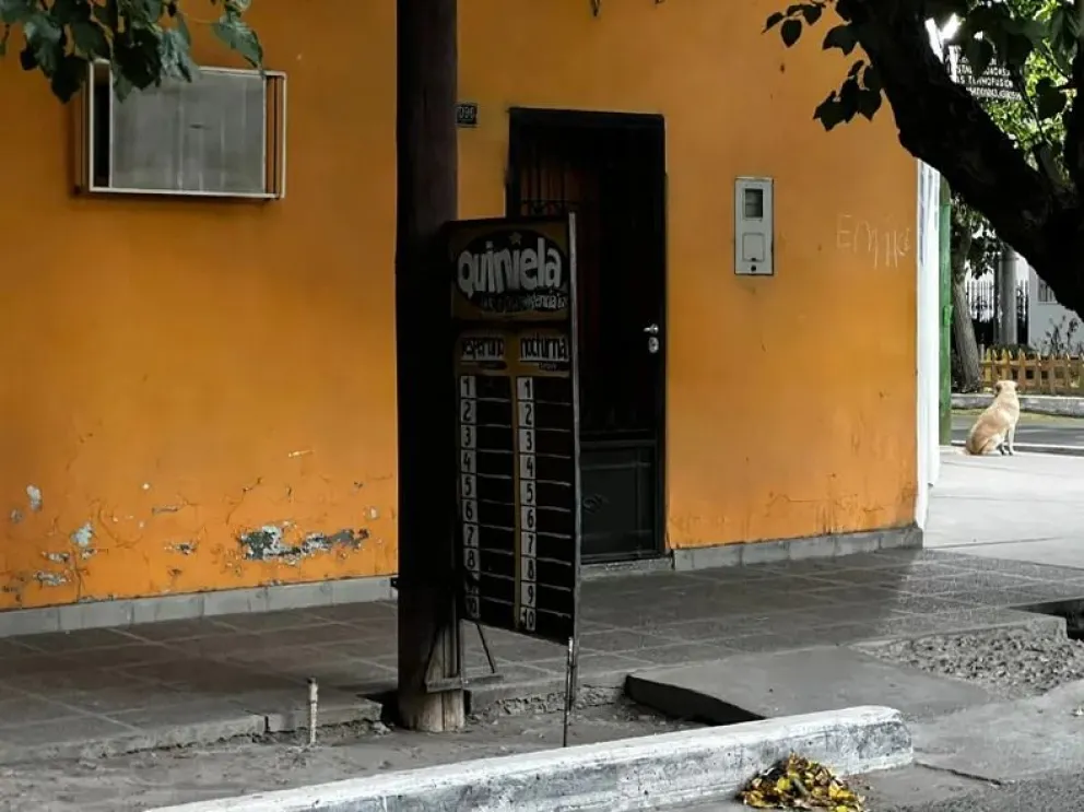 Asaltaron a una anciana en una agencia de quiniela en Trinidad y se llevaron más de 100 mil pesos. 