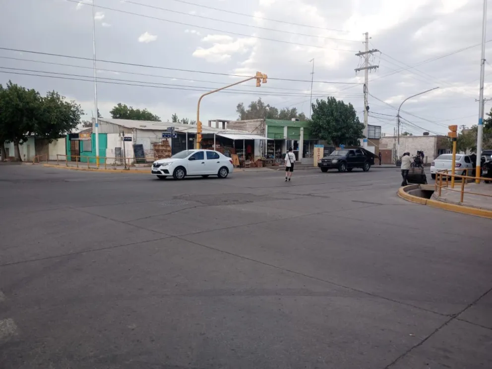 Un motociclista terminó herido tras chocar con una camioneta en Rawson