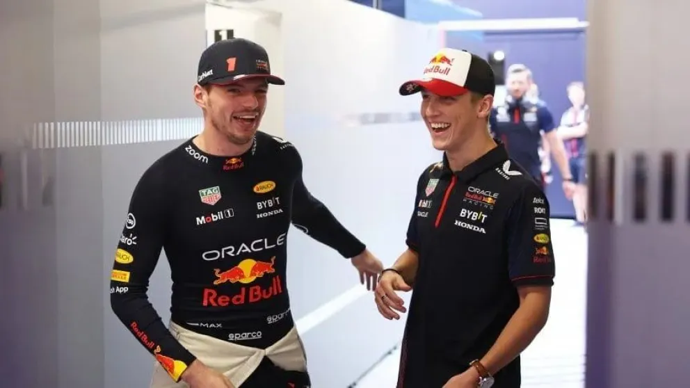 Liam Lawson, a la izquierda, junto a Max Verstappen, su nuevo compañero para 2025.