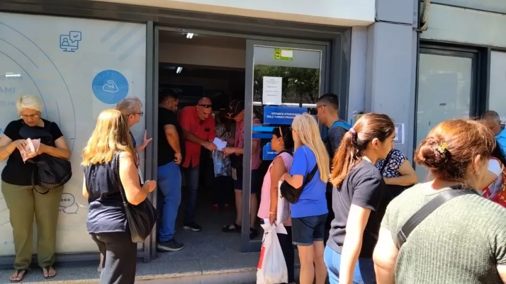 Largas filas de jubilados bajo el sol y con más de 30° para gestionar la cobertura de sus medicamentos en PAMI. 