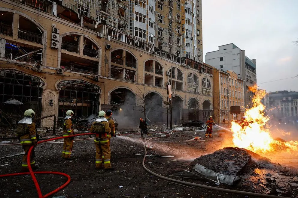 Bomberos apagan el fuego tras un ataque ruso este viernes en Kiev