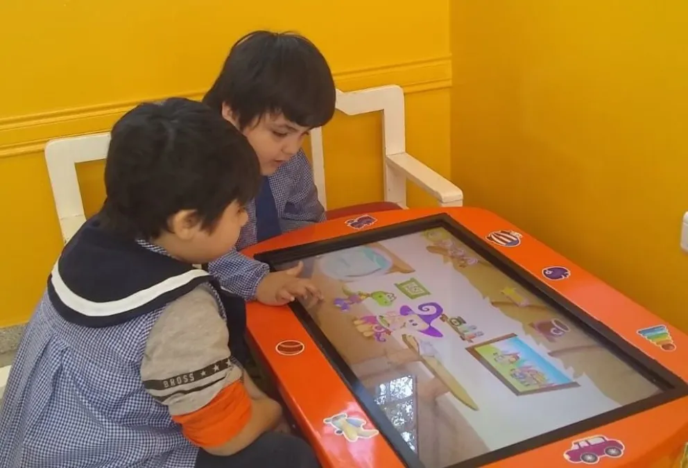 Apuesta. El plan de educación de la gestión orreguista apunta, entre diversos puntos, a reducir la brecha digital entre los alumnos de los distintos niveles de las escuelas públicas con los de las escuelas privadas.