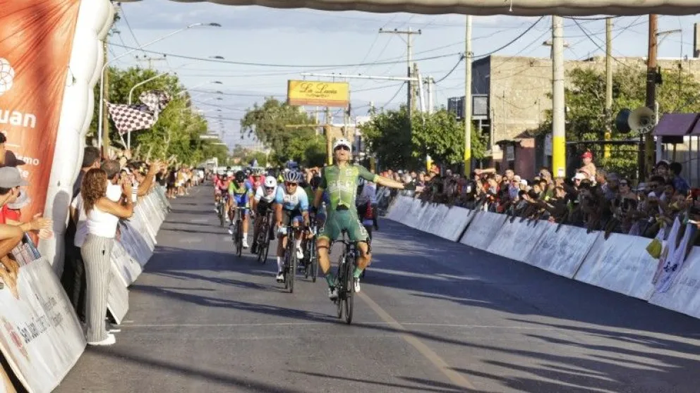 Ganador. Leonardo Cobarrubia, del SEP, se impone en la prueba de homenaje a Sergio Valdez. A la izquierda, Alejandra Perona, quien va por la conducción de la FCS.
