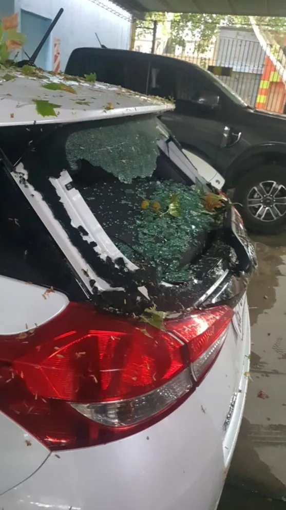 Destruida. La luneta de un automóvil que se encontraba en una guardería, en el cruce de las calles Mitre y Güemes.