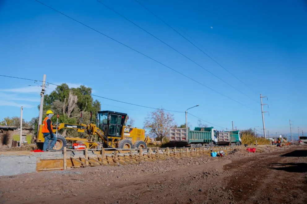 Clave. El gobernador Orrego visitó los trabajos de ensanche de la Calle 5, luego de su reactivación. Se trata de una obra importante, que cuenta con una partida específica en el presupuesto.