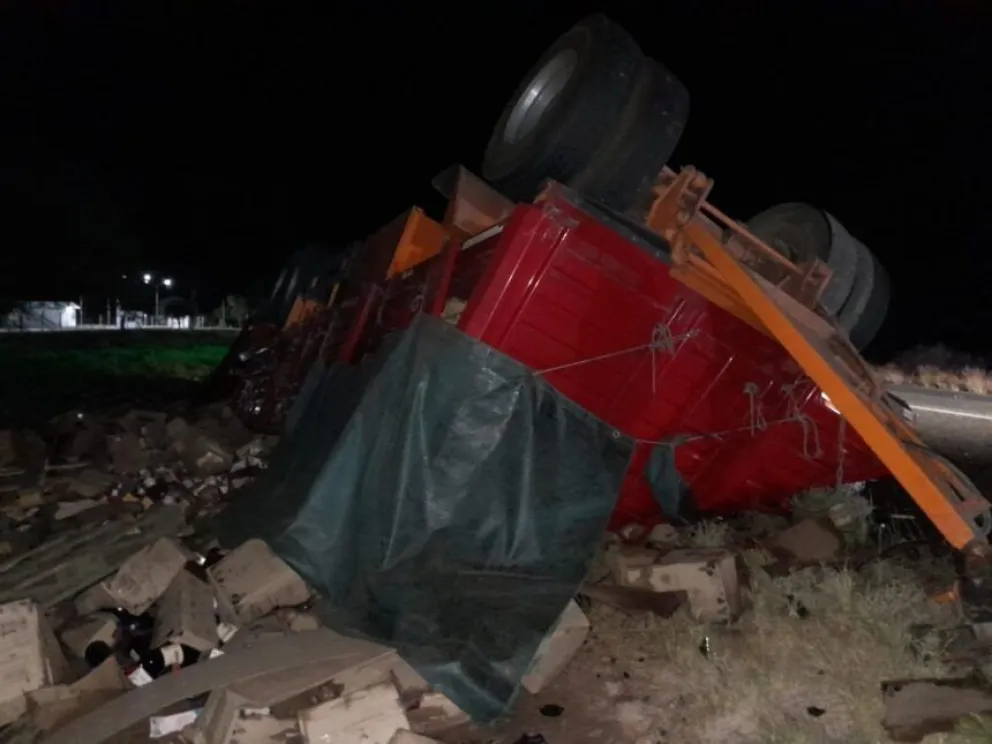 En Chepes, volcó un camión que transportaba vino hacia San Juan