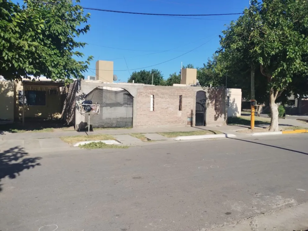 La casa donde sucedió el ataque. En la calle, las señales de las vainas servidas que encontró la policía. 