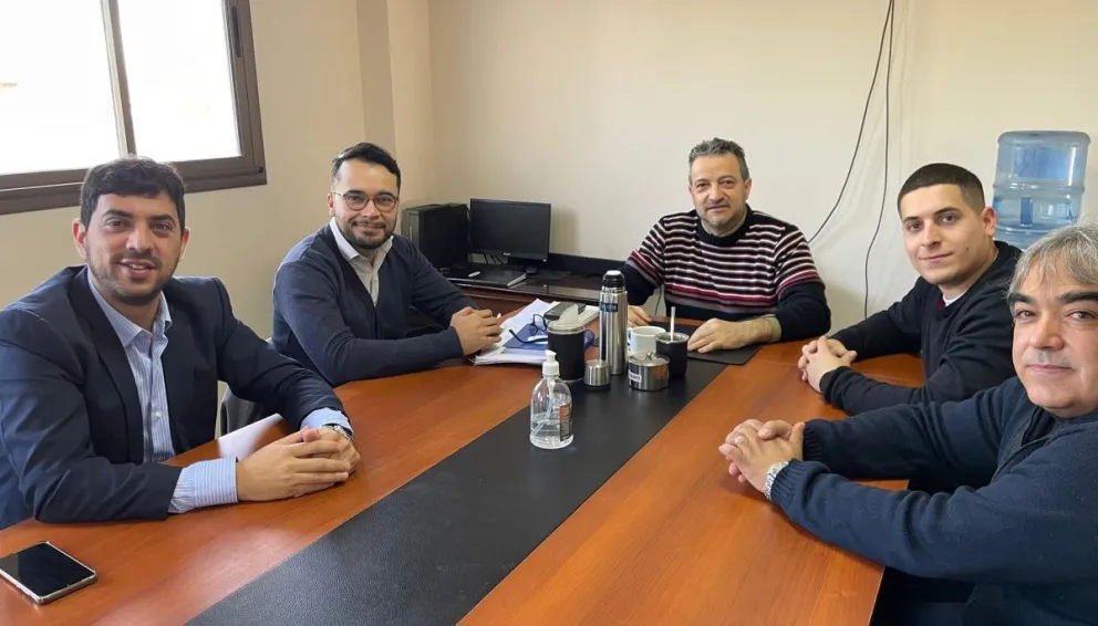 Mayoría. Los concejales que se vienen oponiendo a Rosas visitaron al jefe de la Zona Sanitaria II, José Bernal (centro), excandidato a intendente del orreguismo. Así, estuvieron Franco Buffagni, Emanuel Castro, Ramiro Farrán y Pedro Gómez.