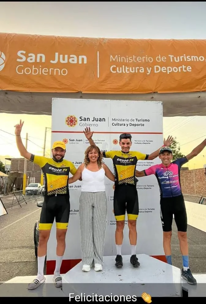 Nueva jefa. Alejandra Perona, durante una premiación en una carrera de Libres y Masters. El lunes será ungida como la nueva presidenta de la Federación Ciclista Sanjuanina.