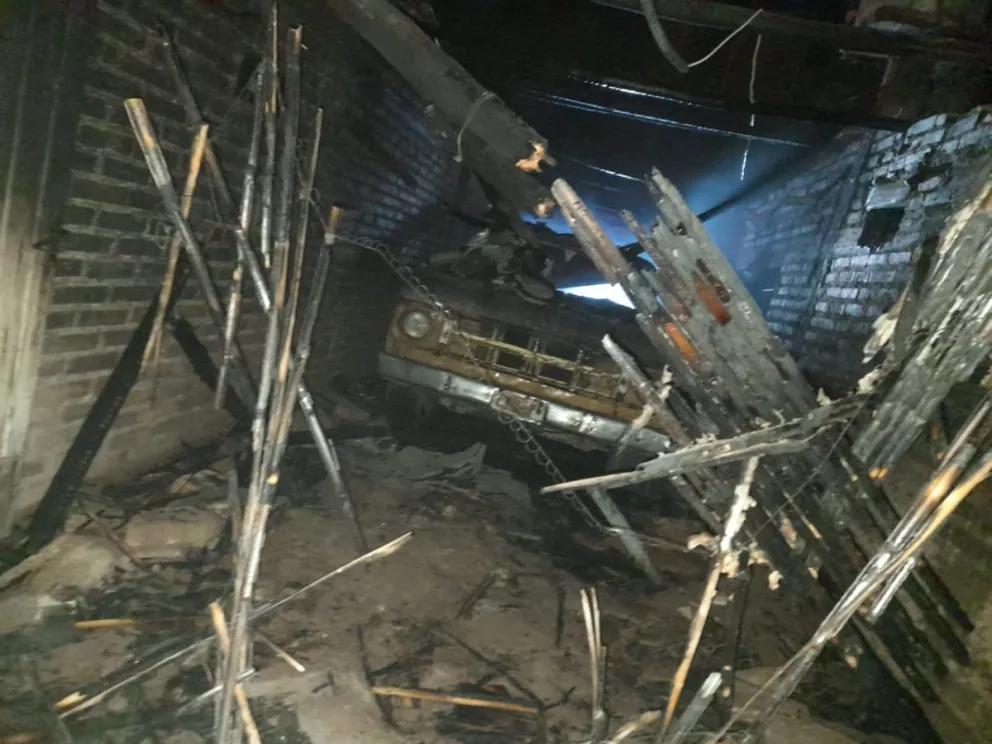 Un incendio destruyó una vivienda en el barrio Medalla Milagrosa a causa de una falla en un calefón a leña