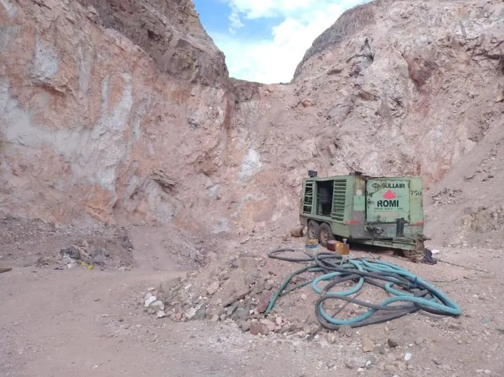 Familia de uno de los mineros accidentados evalúa acciones legales contra la empresa. 