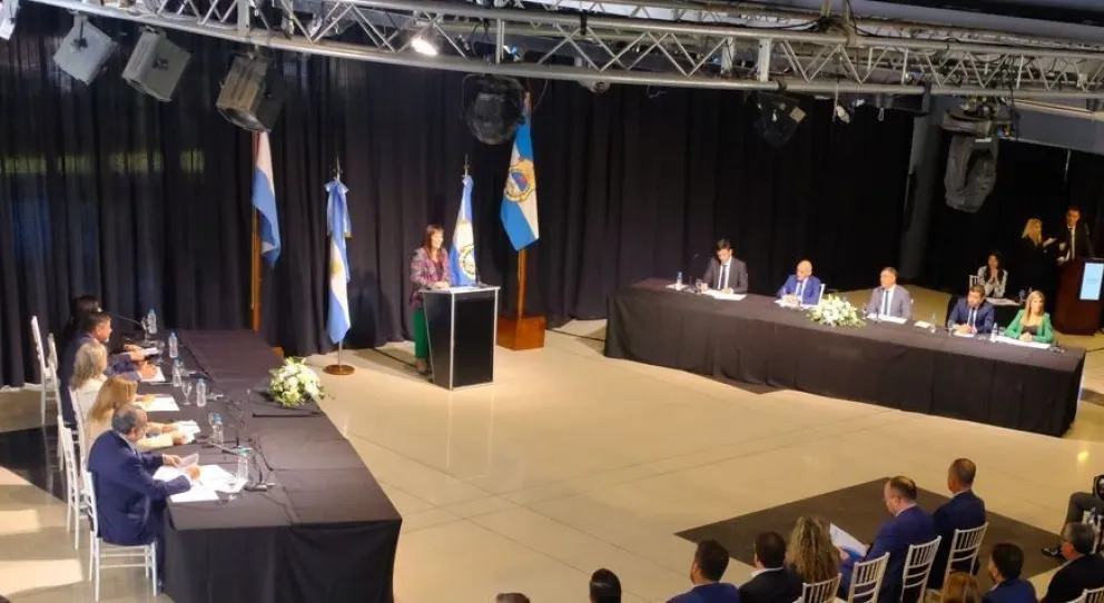 La intendenta Daniela Rodríguez y los concejales en la apertura de sesiones. 